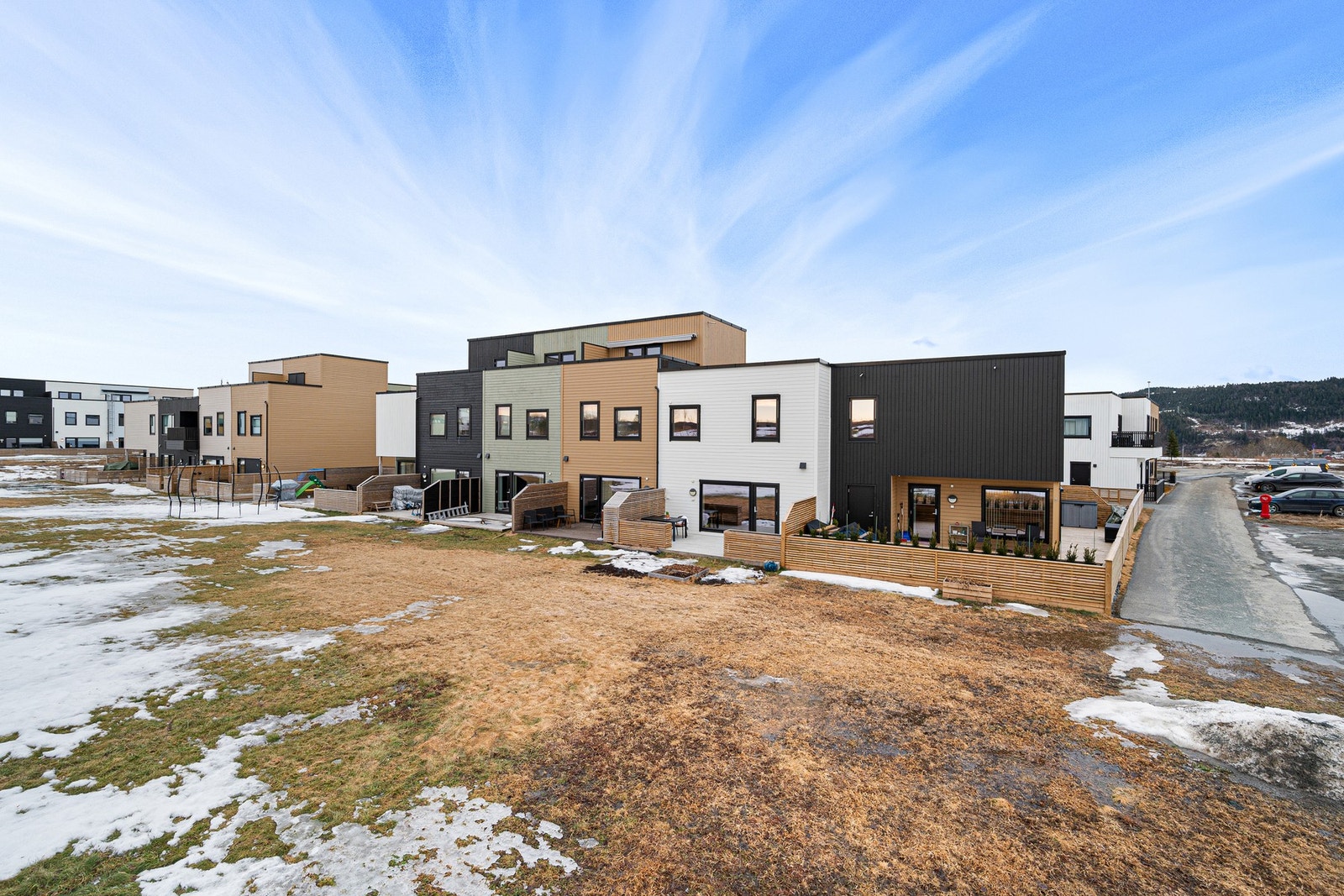 Boligen har en attraktiv og skjermet beliggenhet i et nyere boligfelt på Tiller. Galleribilde