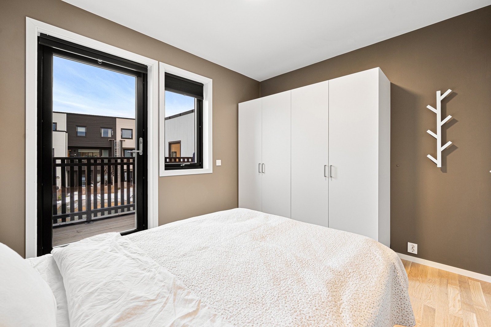 God plass til dobbeltseng og garderobeskap. Galleribilde