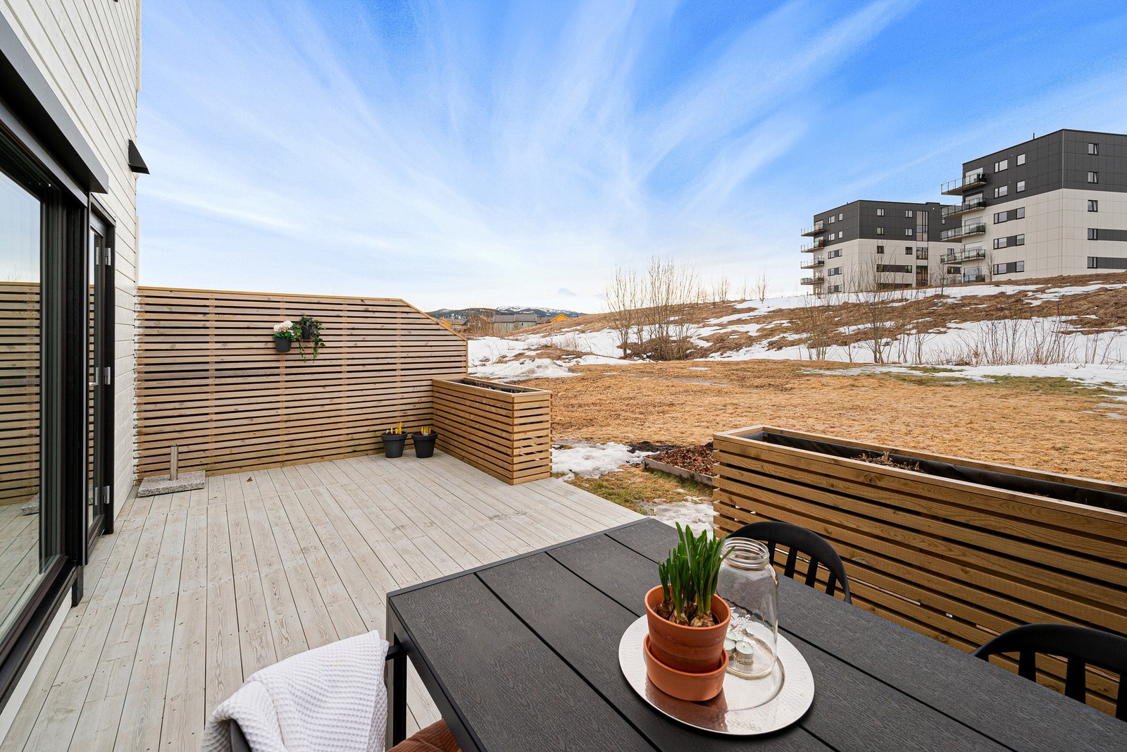 Vestvendt terrasse med god plass til utemøbler. Galleribilde