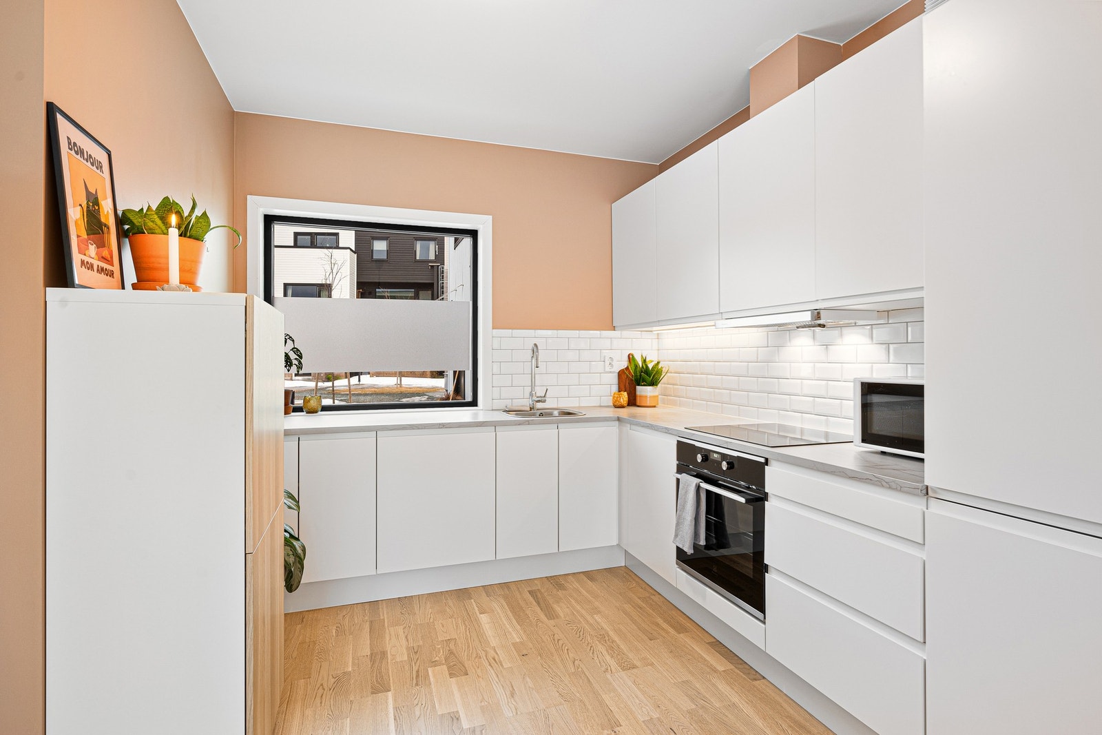 Pent kjøkken med mye skap- og benkeplass. Galleribilde