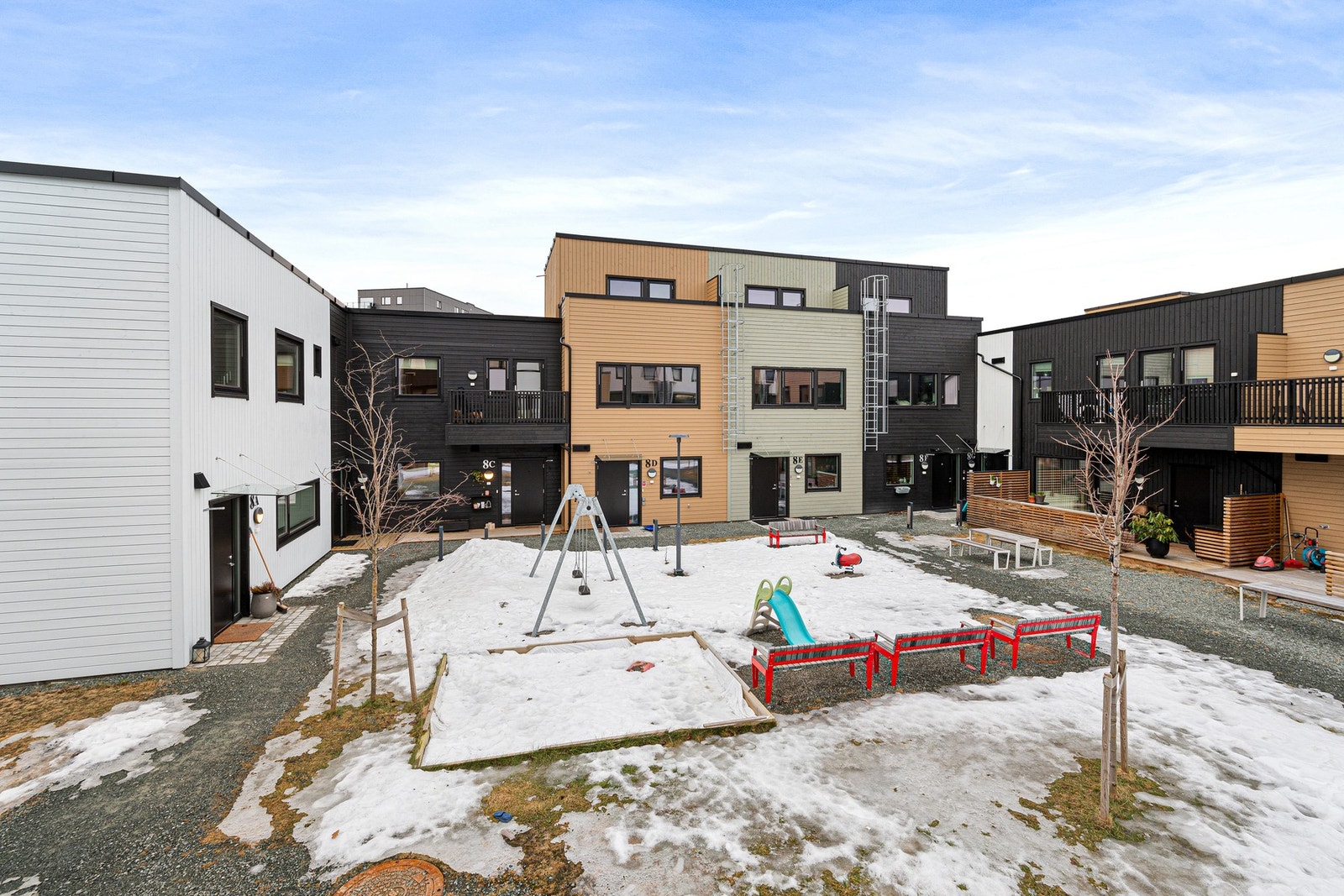 Boligen ligger i et veldrevet sameiet med flotte uteområder. Sameiet har også et felles drivhus. Galleribilde