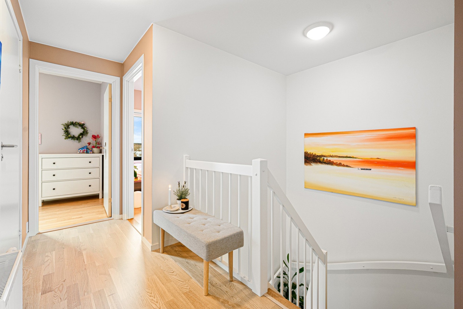 Oppe i 2. etasje finner du 4 romslig soverom og et bad. Galleribilde