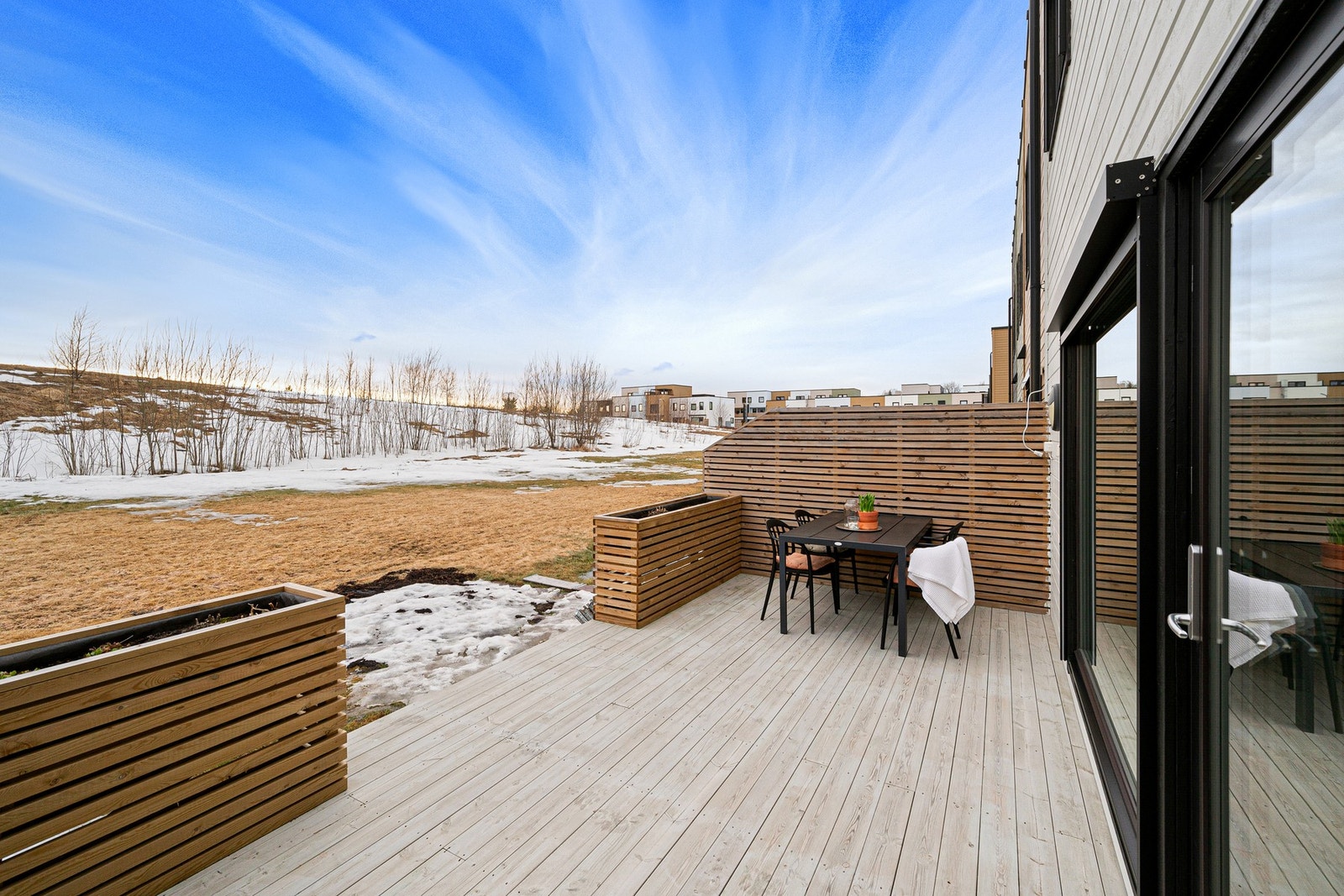 Skjermet beliggenhet i feltet. Terrassen har fantastiske solforhold. Galleribilde