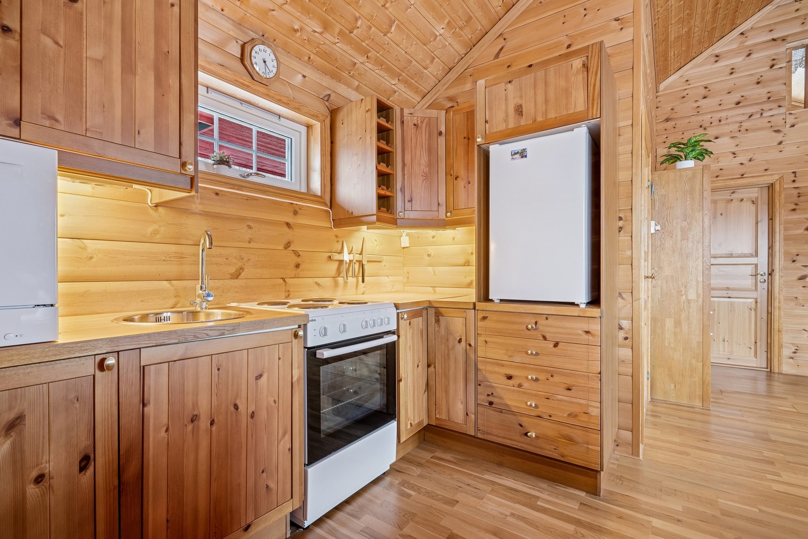 Godt utstyrt hytte med både kjøkken og bad. Galleribilde