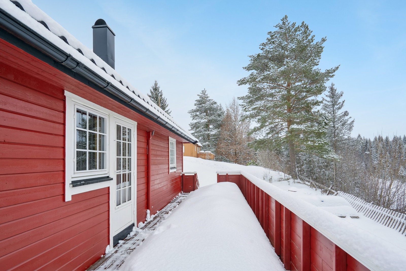 Sør/vestvendt balkong som tilbyr på fantastiske solforhold. Galleribilde