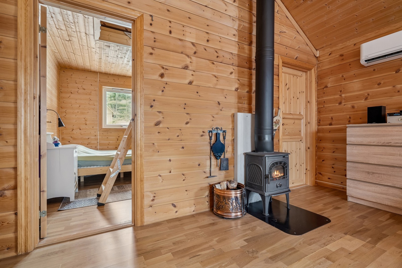 Fra stuen er det inngang til begge soverom og hems. Galleribilde