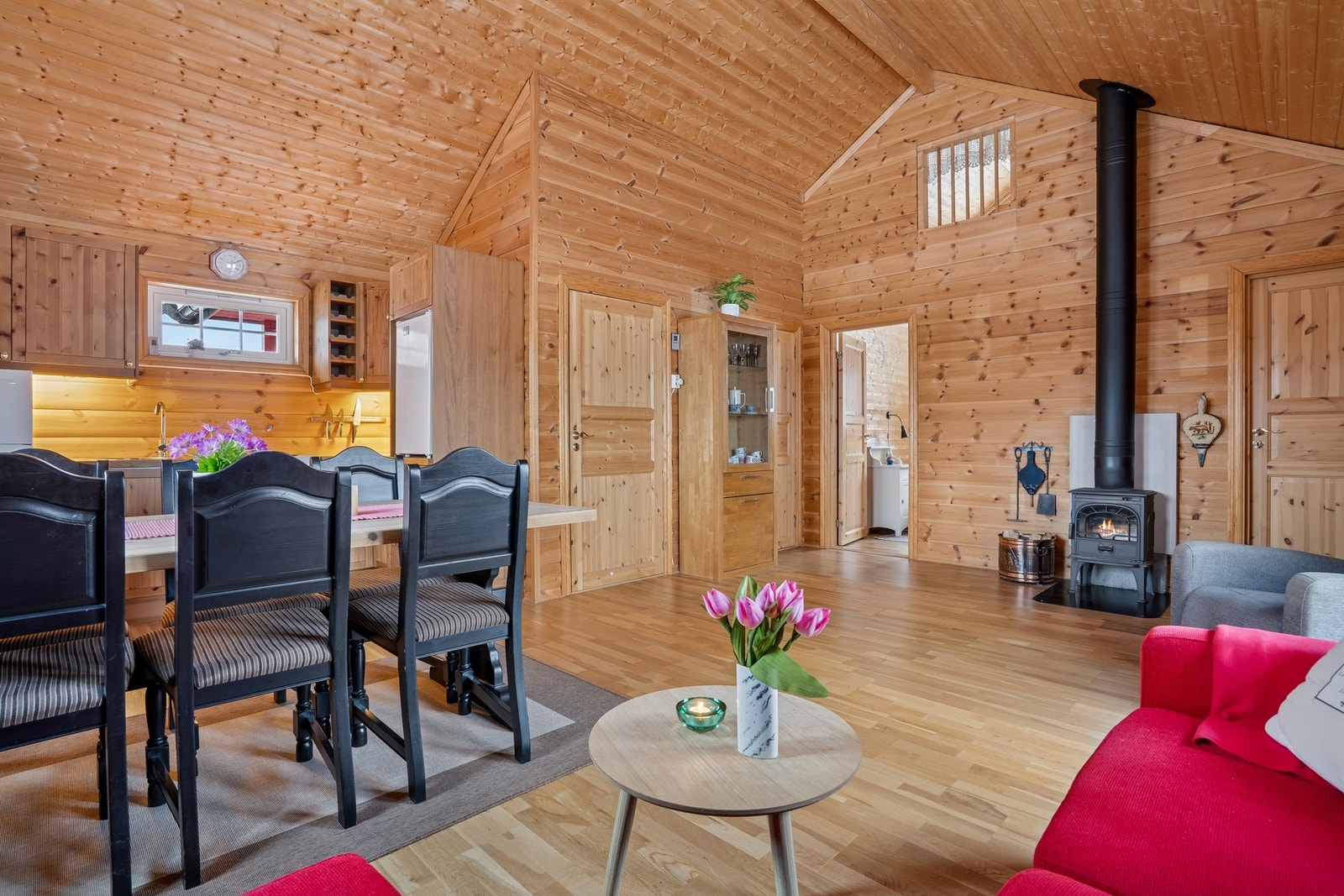Hytten oppvarmes med vedovn og varmepumpe. Galleribilde