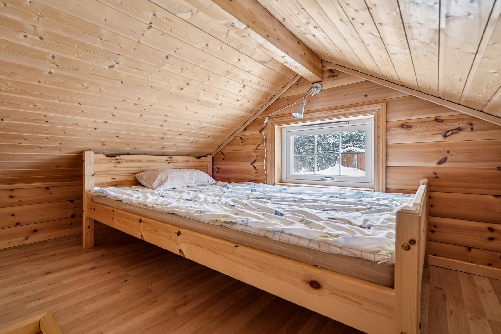 Hems møblert med seng. Galleribilde