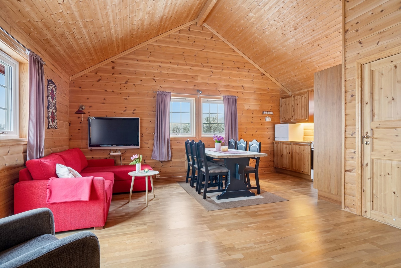 Koselig hytte med masse naturlig lysinnslipp. Galleribilde