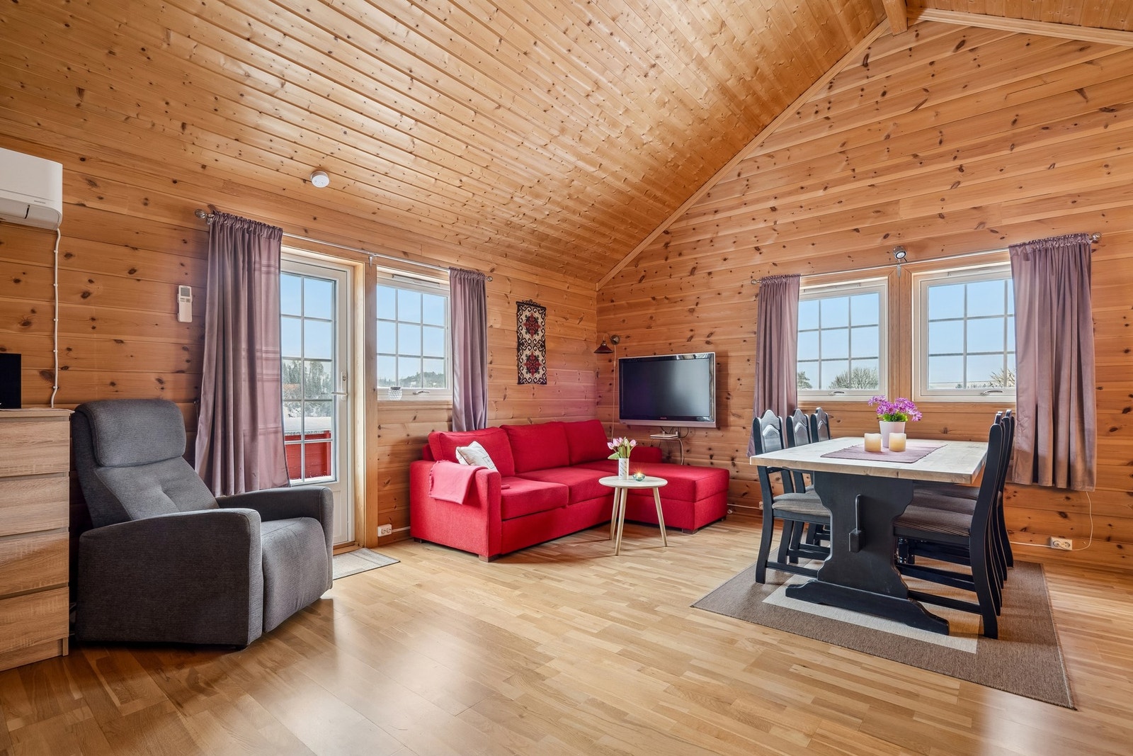 Romslig hytte med to soverom og hems, samt balkong som strekker seg rundt større deler av hytten. Galleribilde