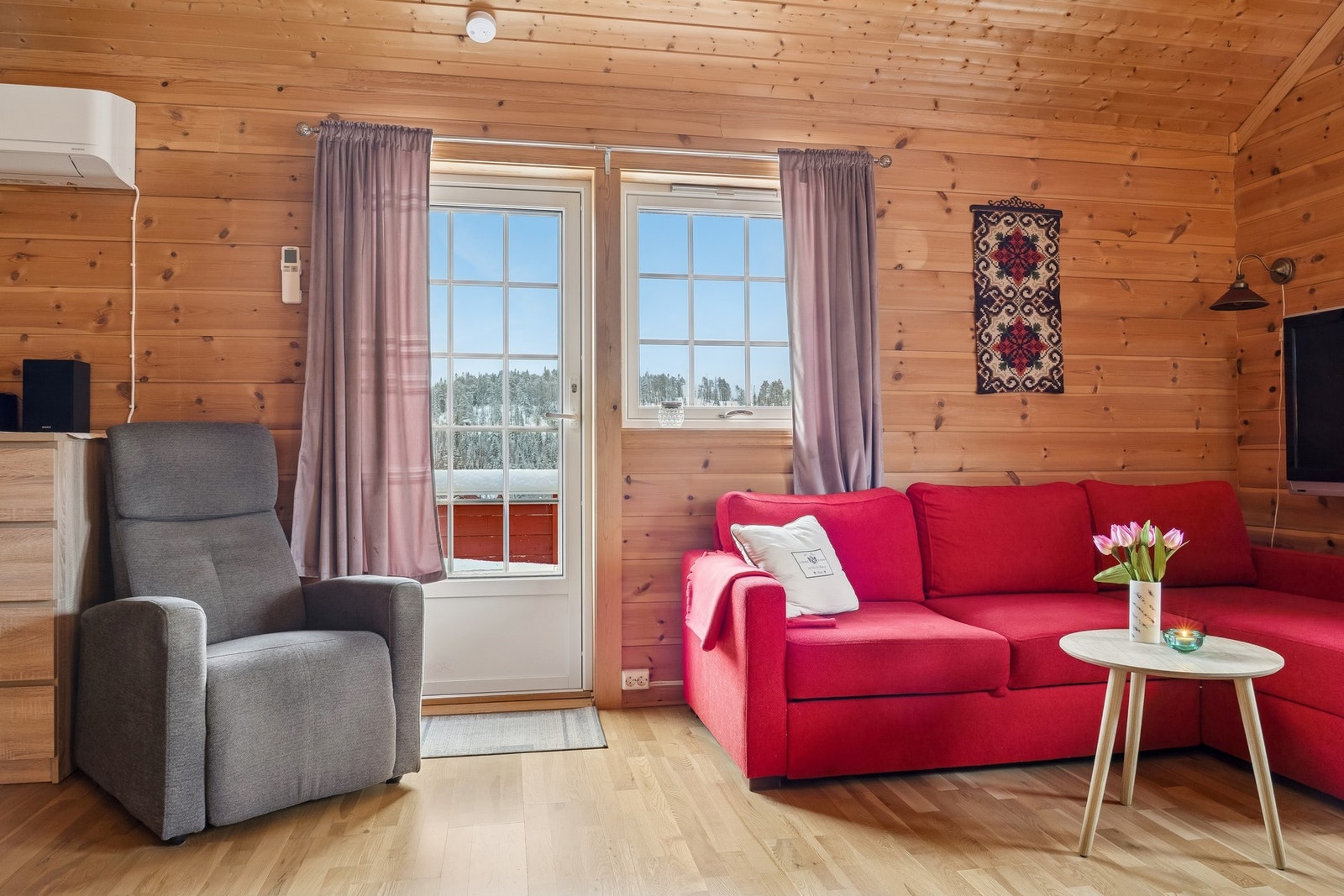 Fra stuen er det utgang til stor balkong. Galleribilde