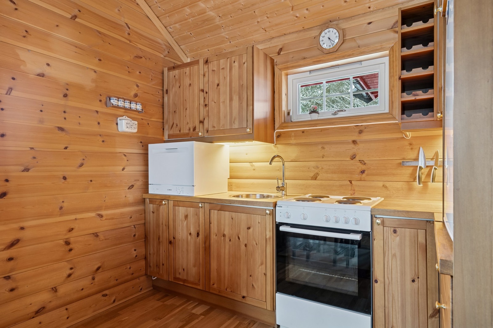 Kjøkken innredet med opplegg for komfyr og rom for kjøleskap, samt godt med skapplass. Galleribilde