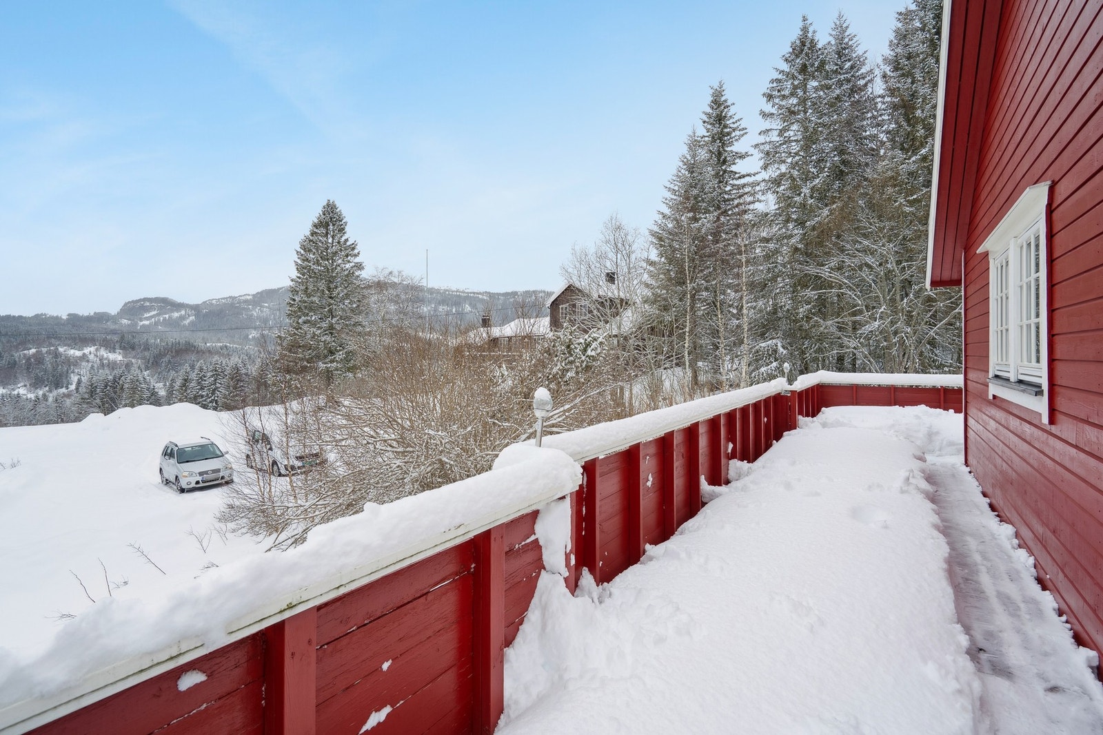 Fin plassering i høyden gir utsikt over naturskjønne omgivelser. Galleribilde