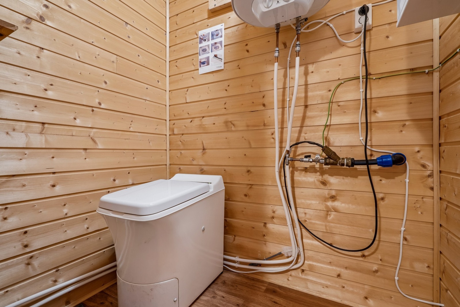 Forbrenningstoalett på bad. Galleribilde