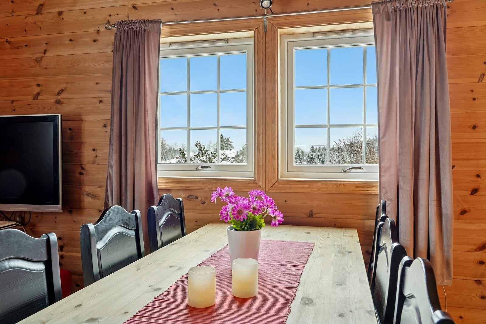 Hytten har mange fine detaljer. Galleribilde