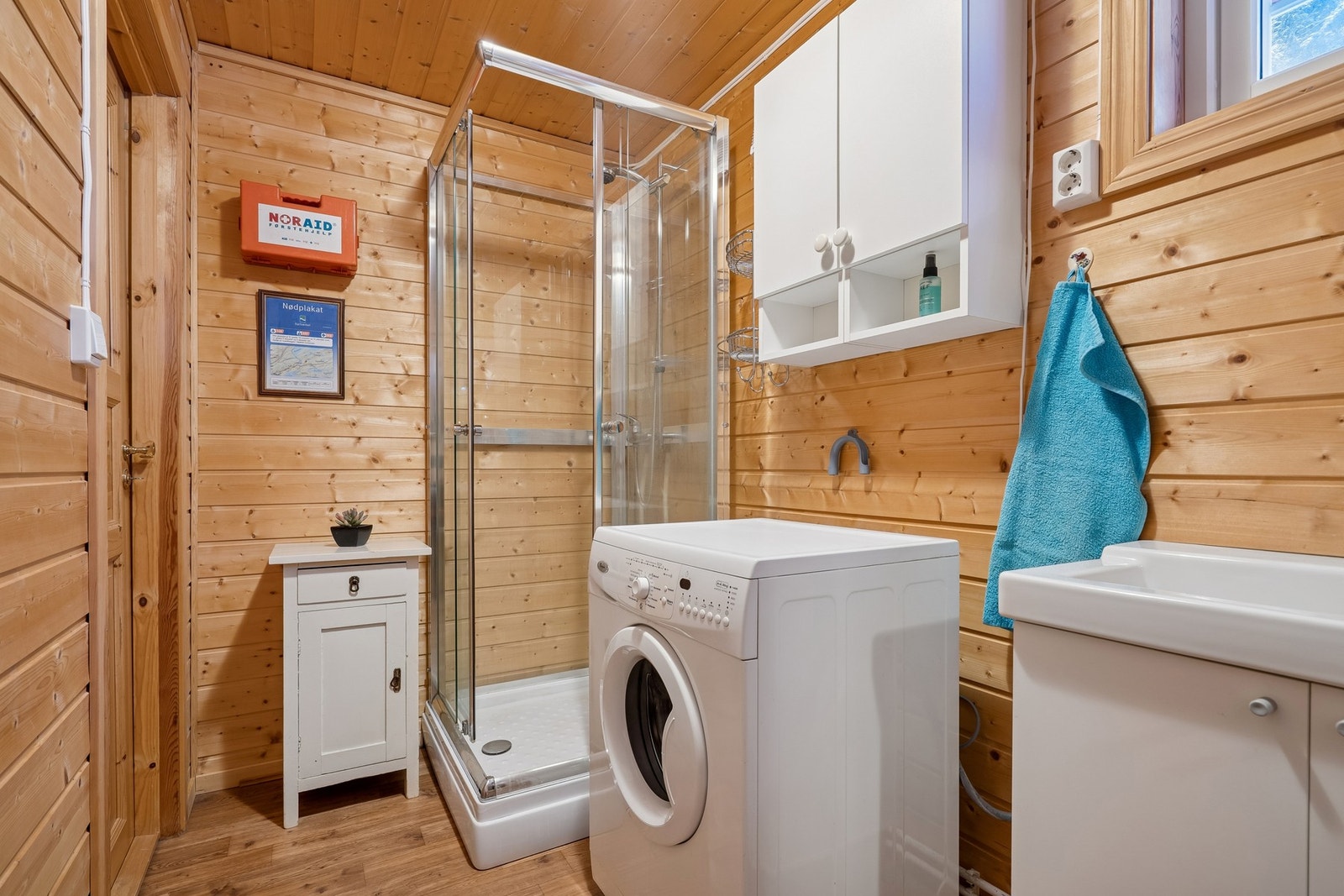 Bad etablert med dusjkabinett og vaskemaskin. Galleribilde