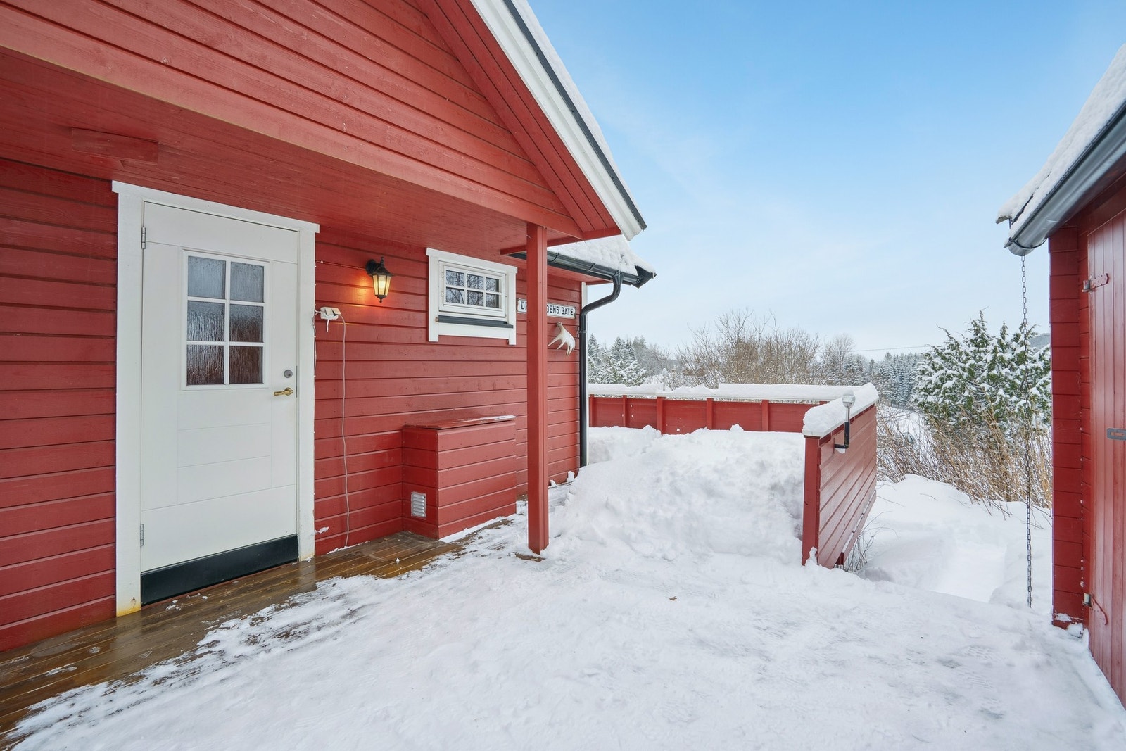 Stilig entre med balkong og tilgang på utebod. Galleribilde