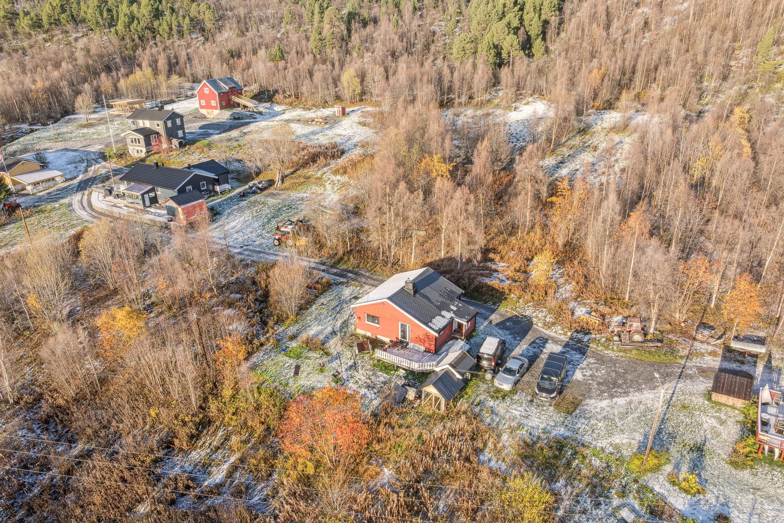 Boligen ligger fint til på en høyde med fin utsikt over omgivelsene Galleribilde