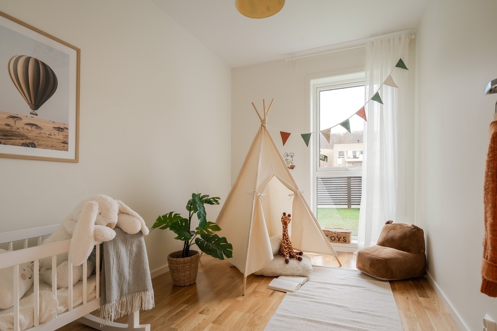 I 1. etasje finner du to soverom på henholdsvis 6,9 kvm og 7 kvm. Galleribilde