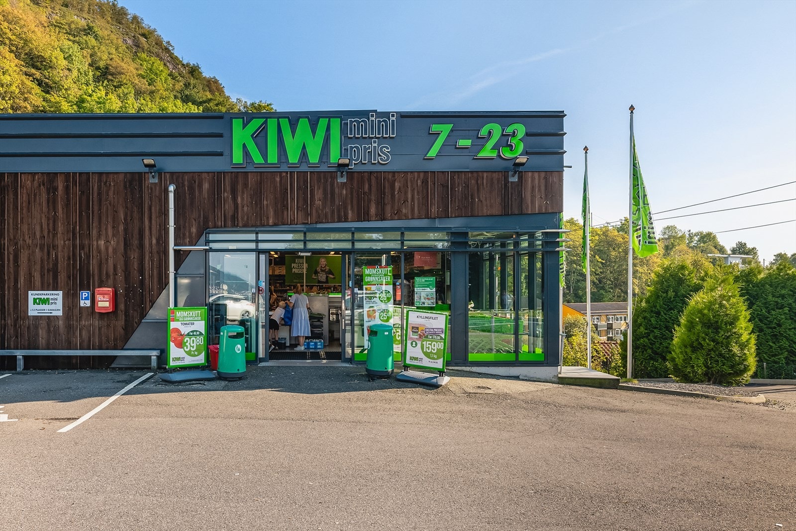 Ca. 3 km til Birkelundstoppen / Kiwi, ca. 6 km til Haukeland Sykehus, 6,5 km til Nesttun Senter og ca. 9,5 km til Bergen sentrum. Galleribilde