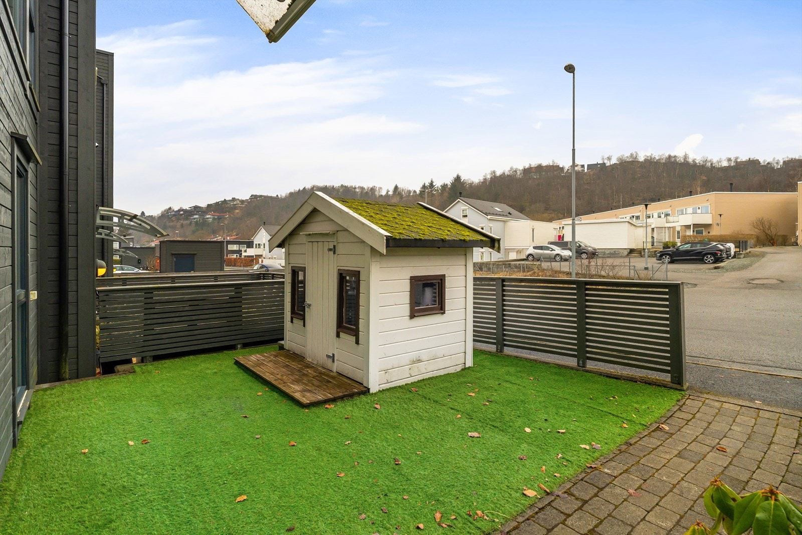 Lekehuset foran og bodene bak huset følger med salget. Galleribilde