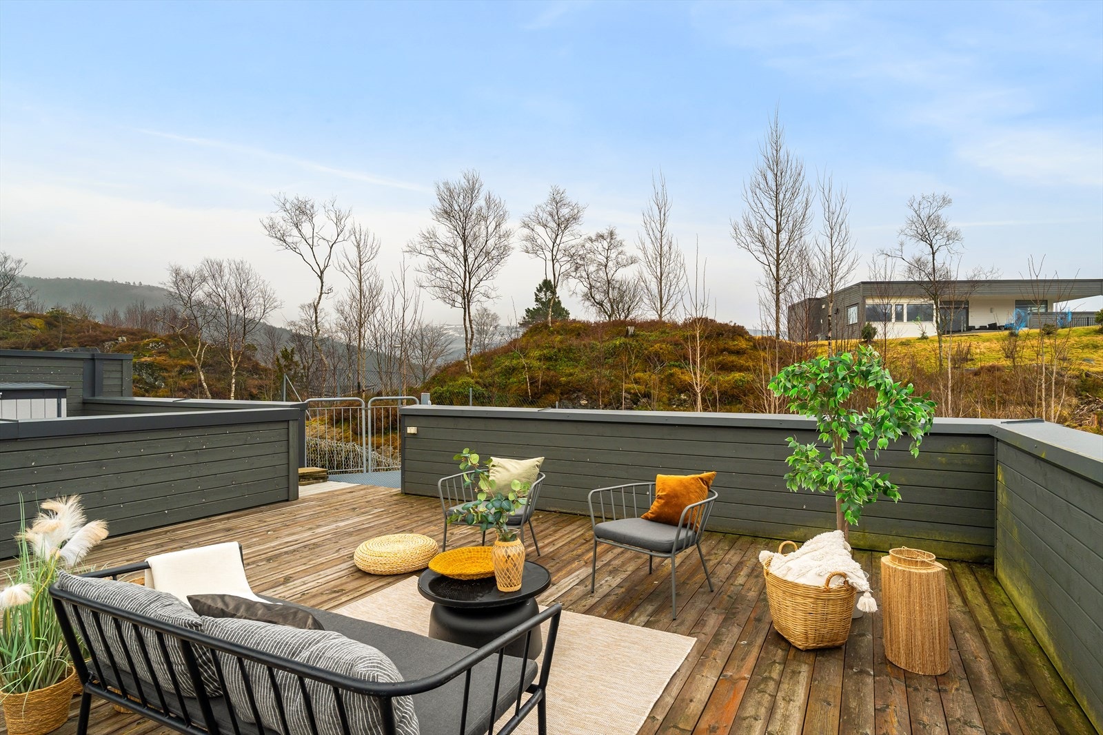 På takterrassen er det sol fra tidlig morgen til sent på kveld (sommerstid). Galleribilde