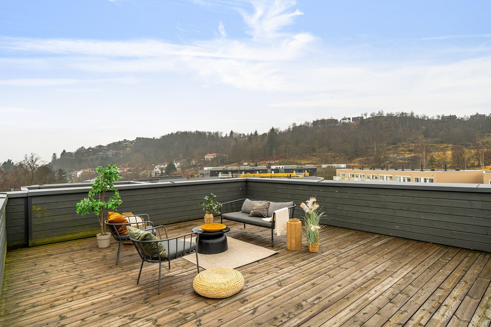 Utvendig trapp leder opp til en romslig takterrasse på hele 36,7 kvm. Her får du en luftig og attraktiv uteplass med fin utsikt og meget gode solforhold store deler av dagen. Galleribilde