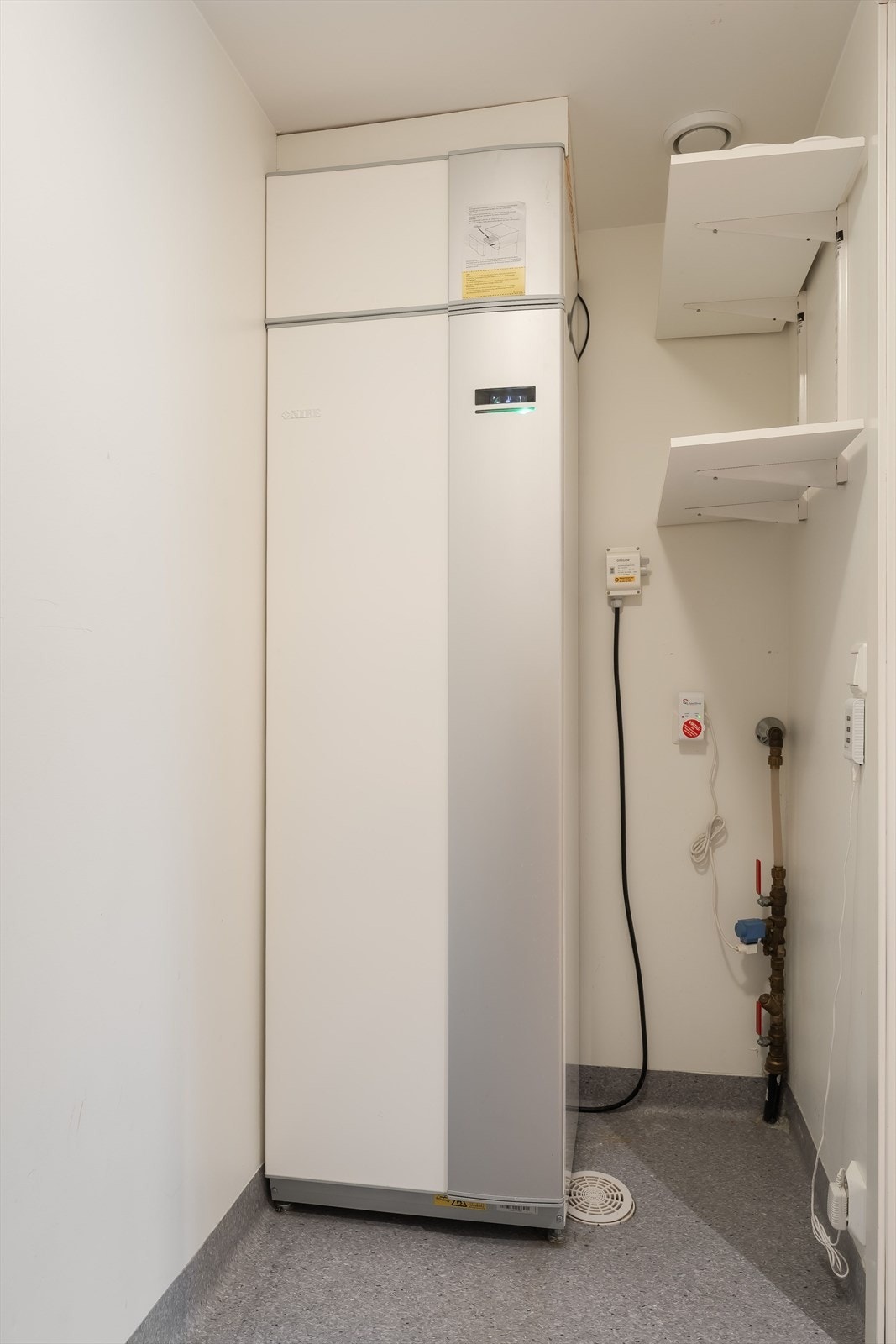 Boligen er utstyrt med en Nibe F470 varmesentral plassert i bod/teknisk rom. Dette er en effektiv avtrekksvarmepumpe som sørger for varme, ventilasjon, varmegjenvinning og varmtvann på en energieffektiv og økonomisk måte. Galleribilde