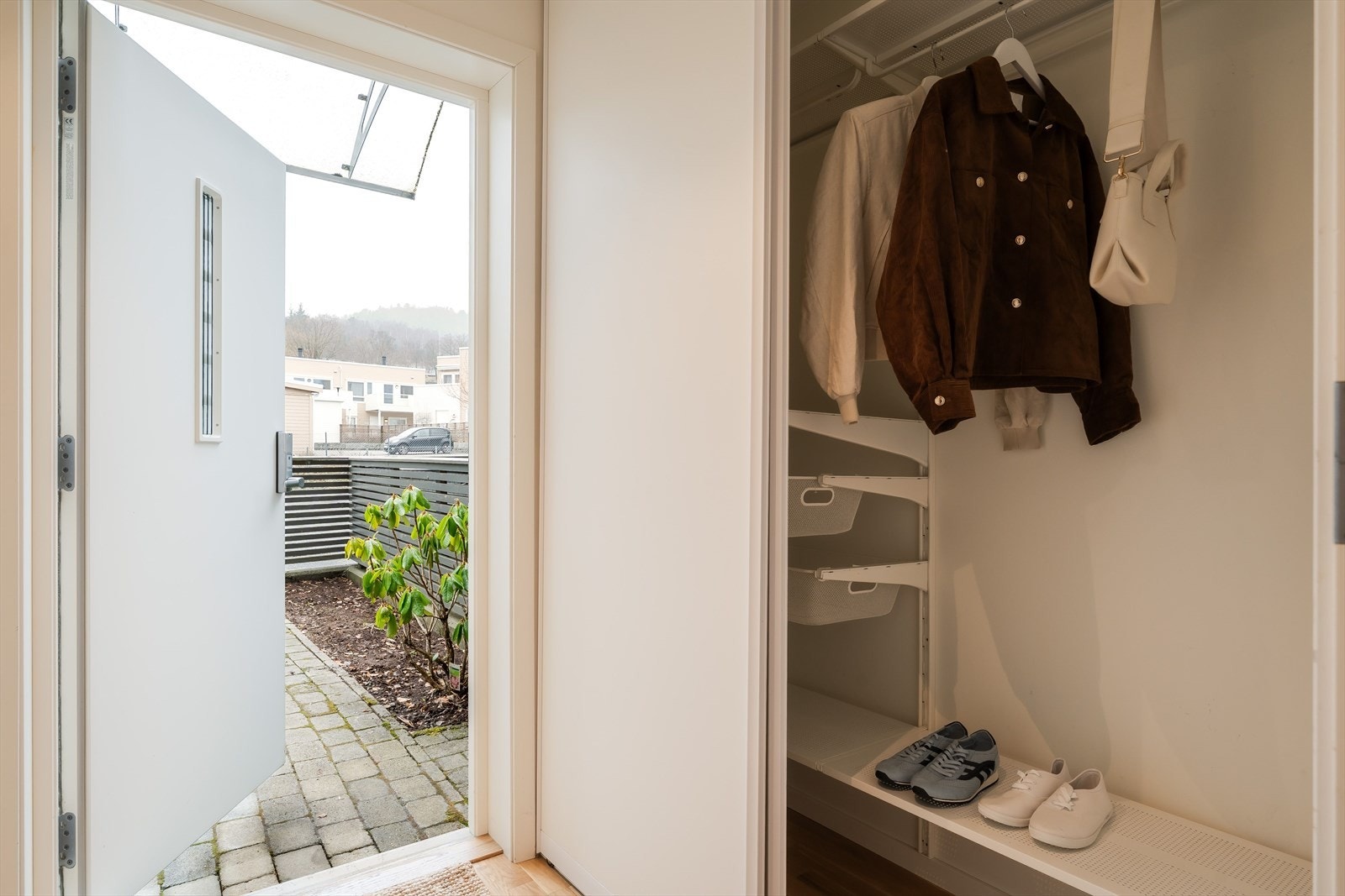 Inngangsparti med god garderobeløsning. Ytterdøren er utstyrt med Easy Access kodelås. Galleribilde
