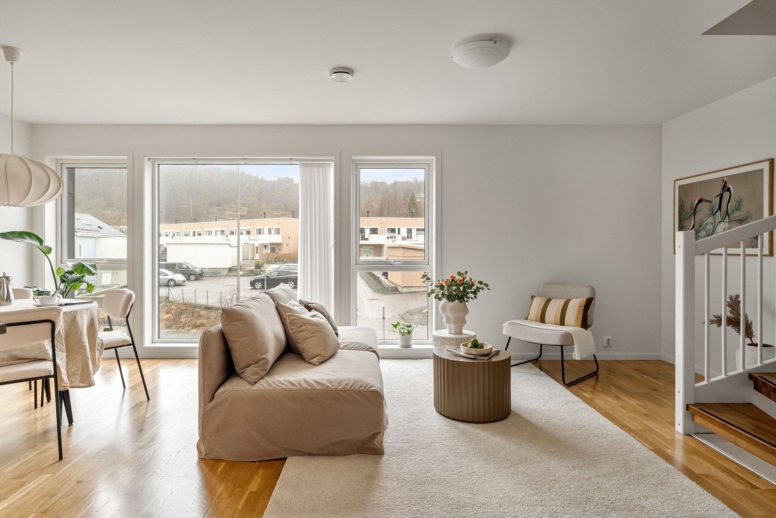 Lys og romslig stue- og kjøkkenløsning med åpen planløsning (totalt 36,1 kvm) som skaper en sosial og innbydende atmosfære. Galleribilde