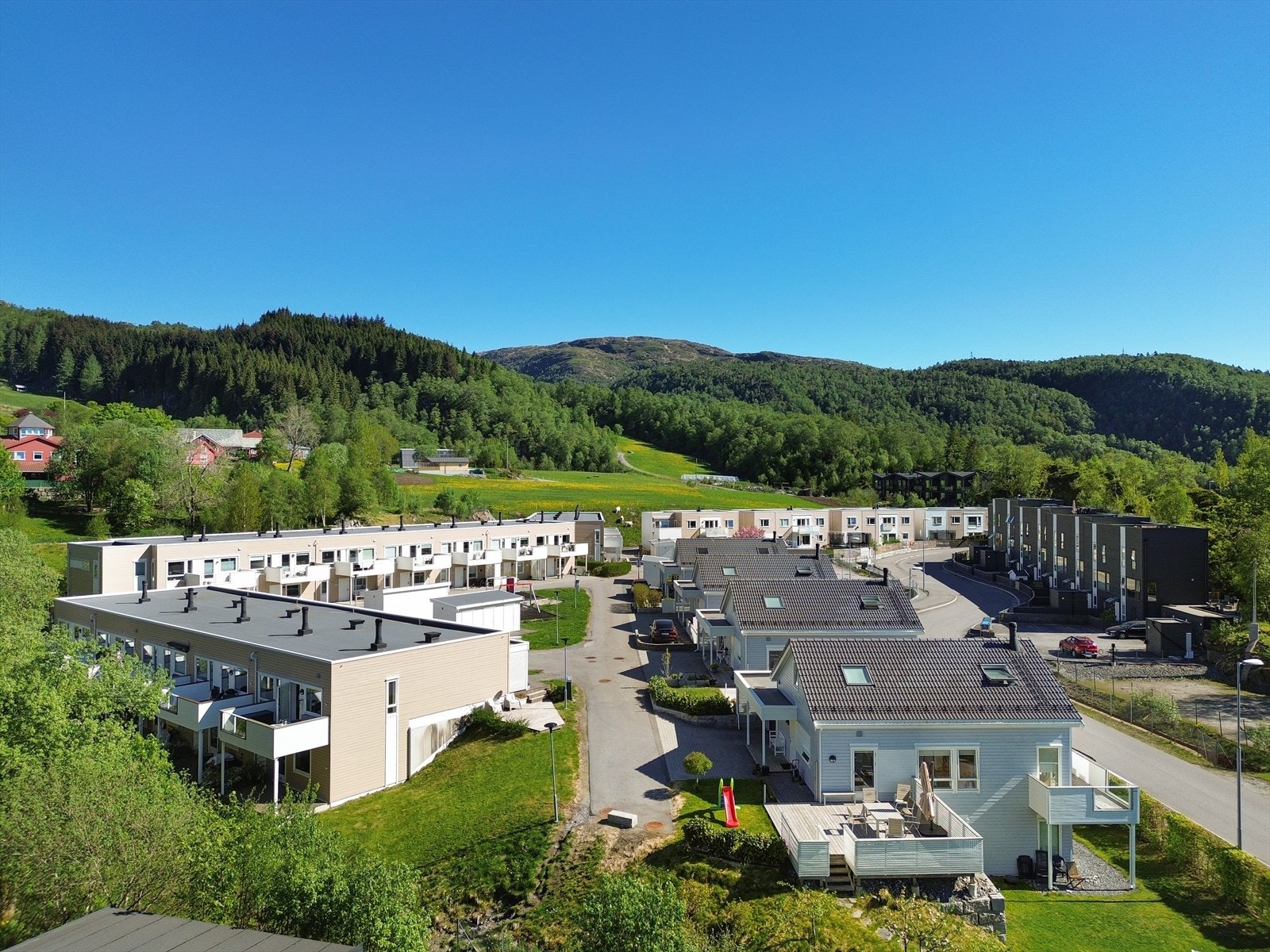 Et trygt og barnevennlig nærmiljø: Boligen har en sentral, men likevel tilbaketrukket og landlig beliggenhet, midt i et område som har vært i sterk utvikling de siste 10-20 årene. Godt naboskap og en god miks av familier og voksne i alle aldre. Galleribilde