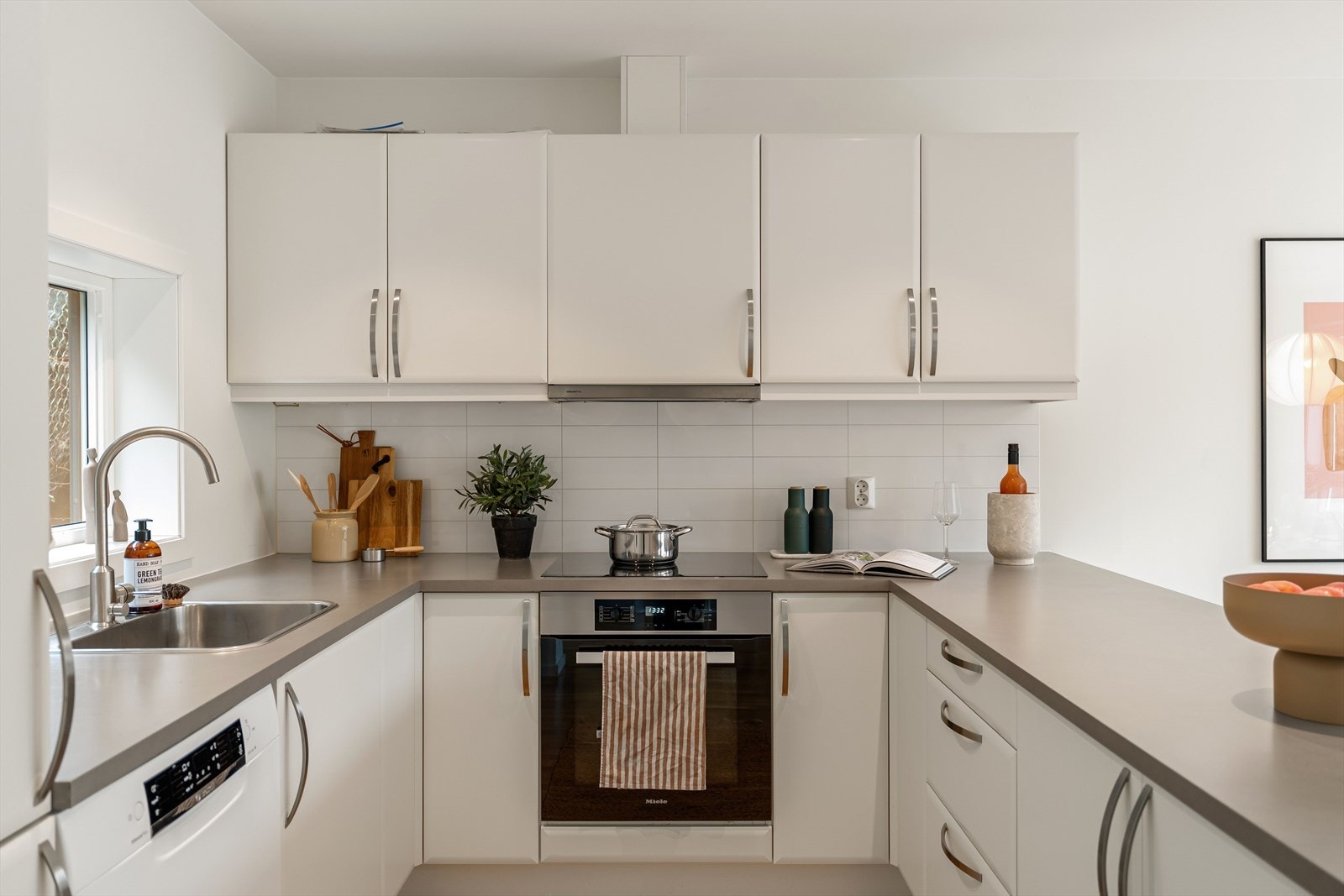 Kjøkkenet er utstyrt med integrerte hvitevarer bestående av: Stekeovn fra Miele, induksjonstopp fra Electrolux og kombinert kjøl/frys fra Siemens. Det er montert både komfyrvakt og Aquastop for ekstra sikkerhet. Galleribilde