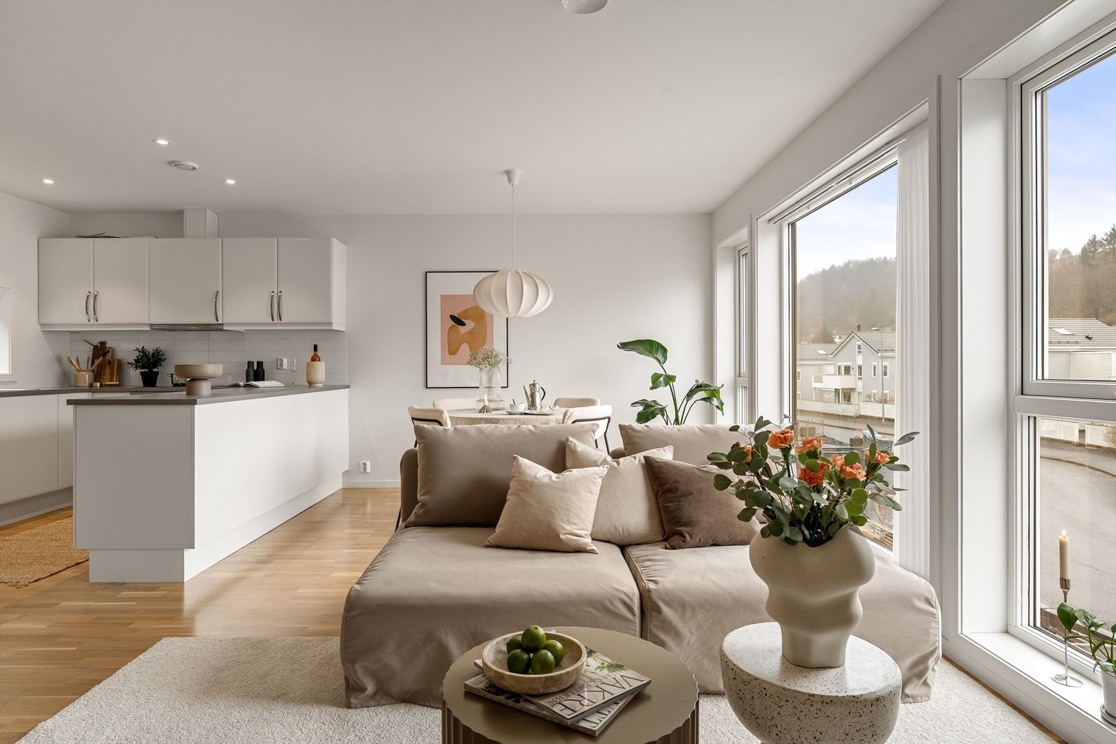 Store vinduer mot vest, god med lys og utsikt over nærområde. Galleribilde