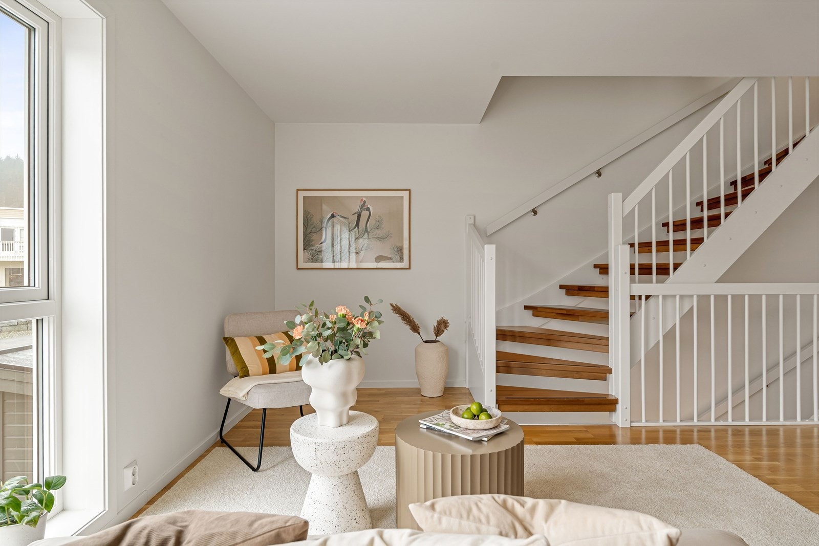 Innvendige trapper er utført i hvitmalt furu med beisede trinn. Trappen mellom 1. og 2. etasje har lukkede trinn, mens trappen mellom 2. og 3. etasje har åpne trinn som gir et luftig uttrykk. Galleribilde