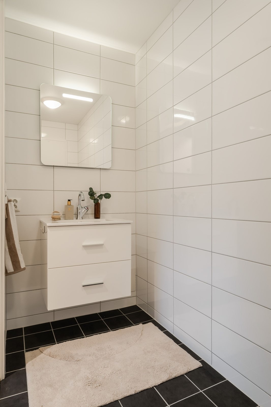 Det er opplegg for vaskemaskin og rør-i-rør-skap er plassert her. Avtrekksventil i himlingen bidrar til et godt inneklima. Varmekabler i gulv. Galleribilde