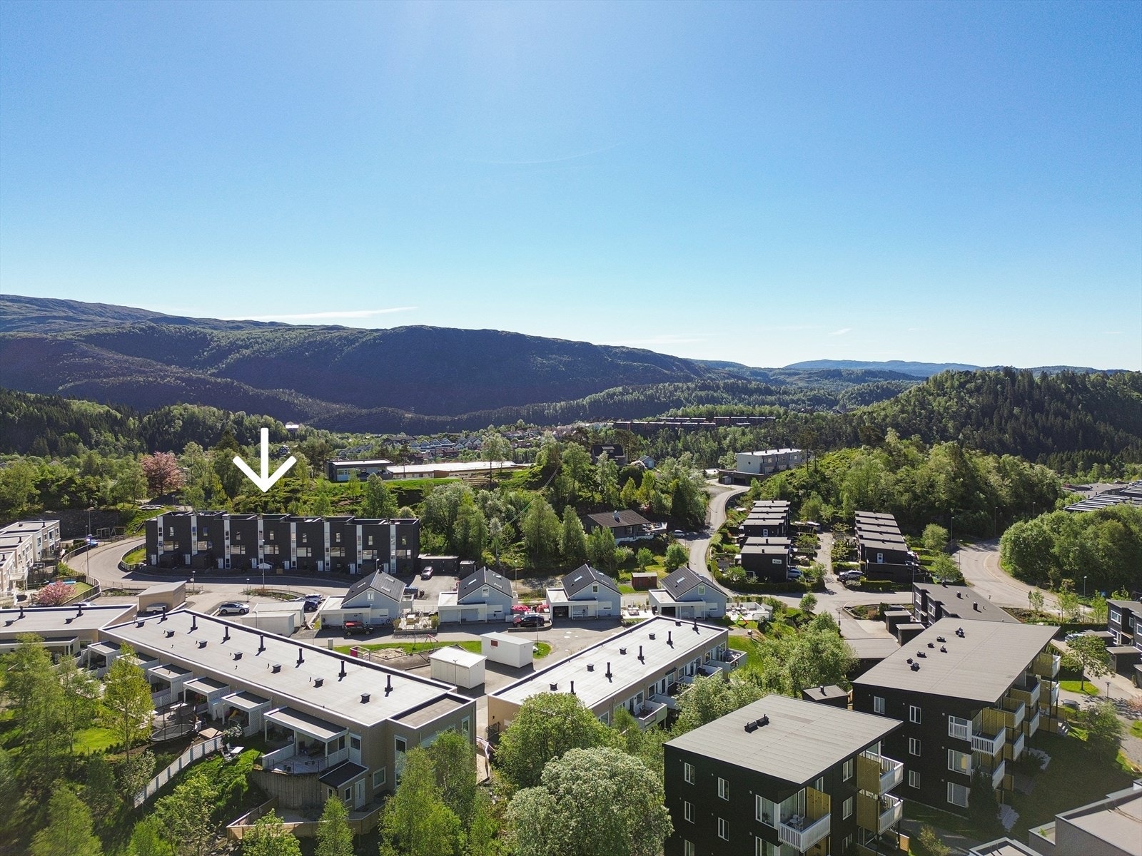 På attraktivt og nyere boligfelt i Øvre Sædalen finner du dette lyse og innbydende rekkehuset over tre plan. Området er omgitt av grøntområder, lekeplasser og flotte fellesarealer, et ideelt sted for barnefamilier. Galleribilde