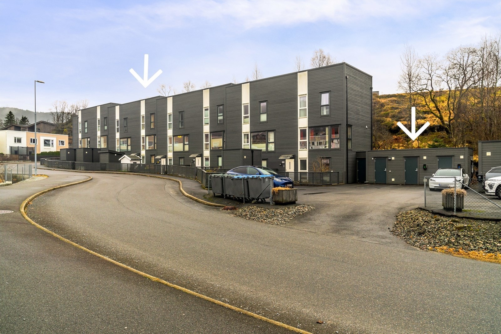 Boligen markert omtrent midt i rekken og bod (4,9 kvm) med innlagt strøm. Biloppstillingsplass (nr. 5) på fellesområde med egen elbil ladestasjon. Galleribilde