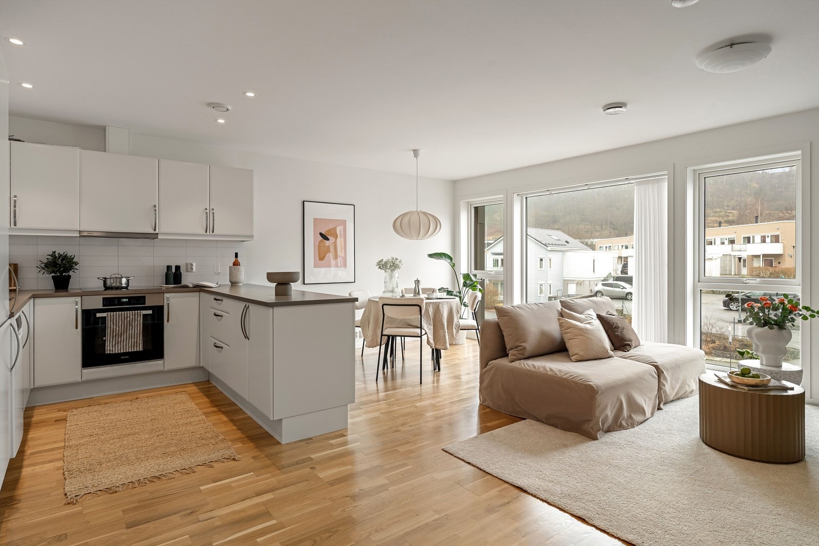 Velkommen til dette rekkehuset over tre plan, med attraktiv og sentral beliggenhet i populære Sædalen. Boligen ble oppført i 2017 og holder en gjennomgående god standard, med moderne løsninger og kvalitetsmaterialer som gir både komfort og stil. Galleribilde