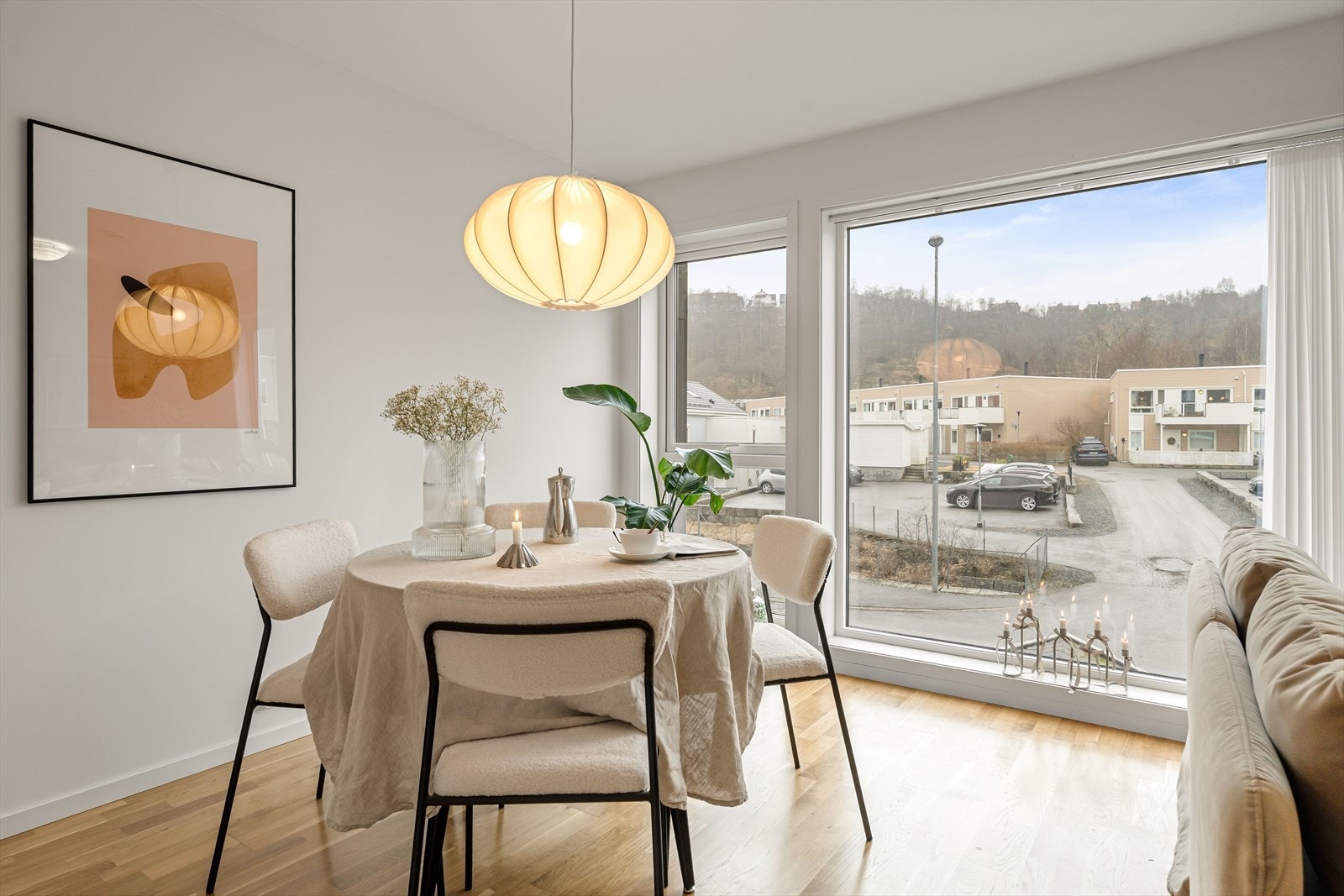 Boligen har gjennomgående trestavs eikeparkett på gulvene, malt platekledning på vegger og himlinger, noe som gir et lyst og moderne uttrykk. Galleribilde