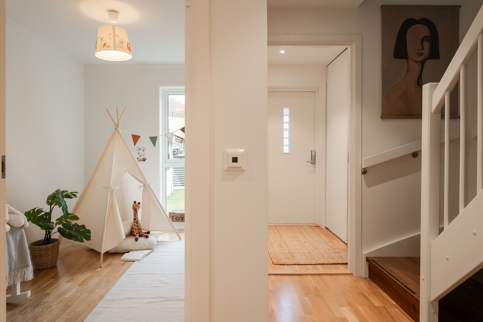 Entré på 3,2 kvm og gang/trapperom (med varmekabler) på 8,3 kvm. Galleribilde