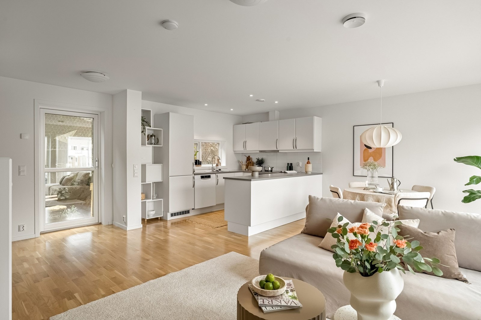 Stuedelen har god plass til både sofagruppe og spisebord. Boligen har fiberbredbånd fra Bergen Fiber/Altibox. Galleribilde