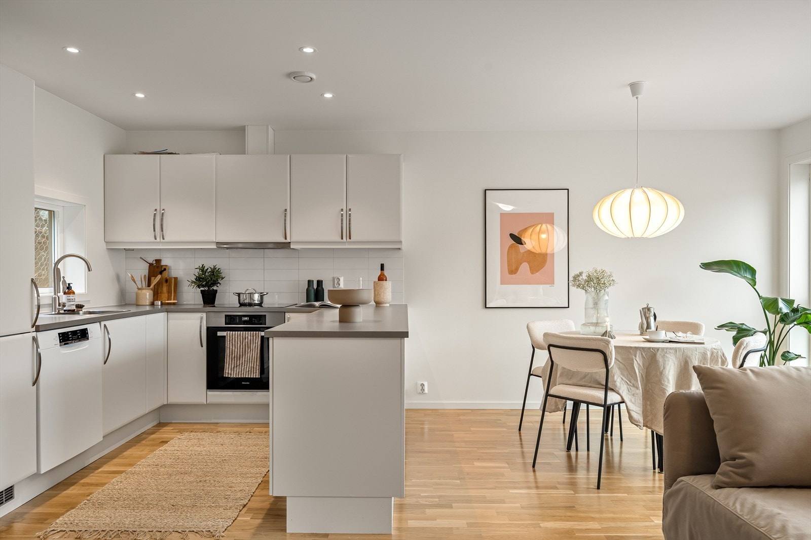 Kjøkkeninnredningen er fra HTH og har slette fronter som gir et moderne og tidløst preg. Galleribilde