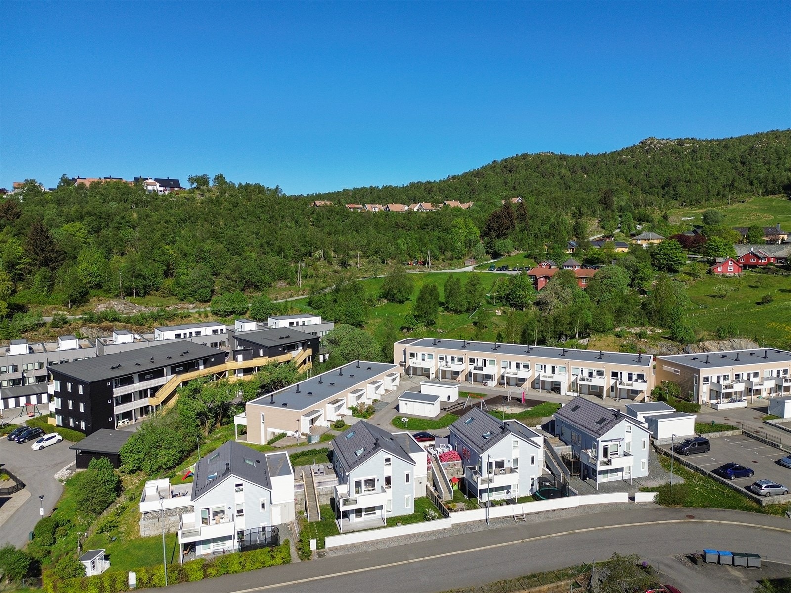 Nærområde og oppover mot Nattlandsfjellet Galleribilde