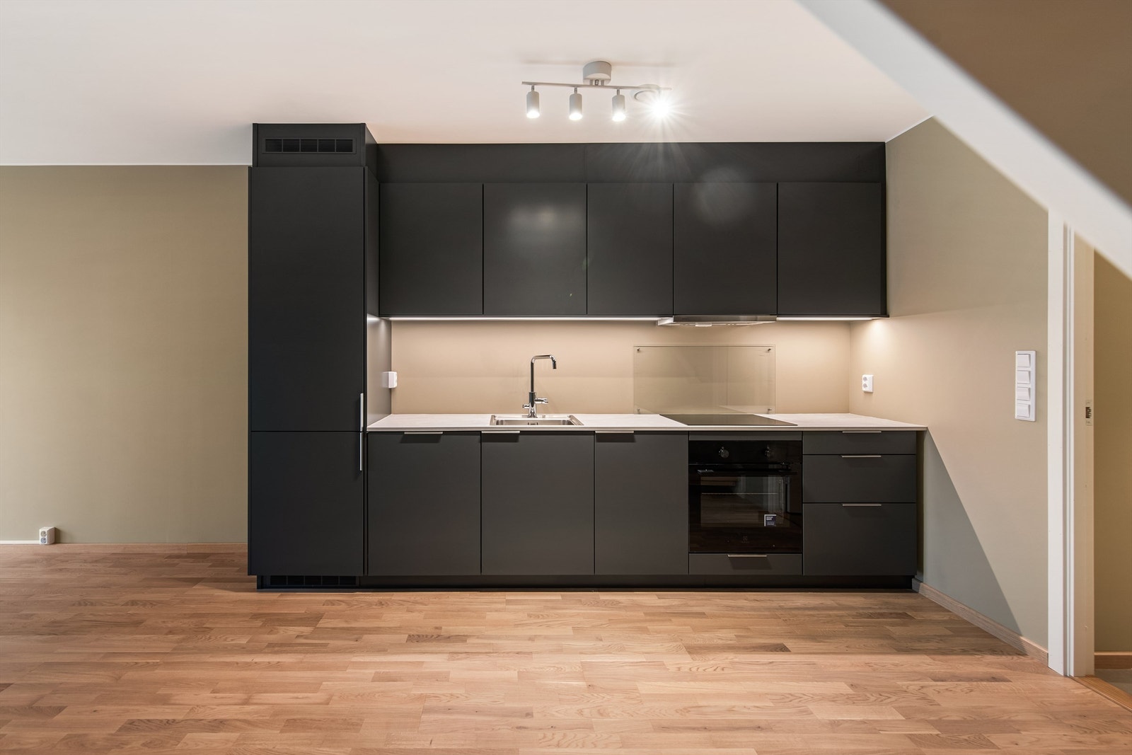 Det er integrerte hvitevarer som stekeovn, platetopp, oppvaskmaskin og kjøleskap. Galleribilde