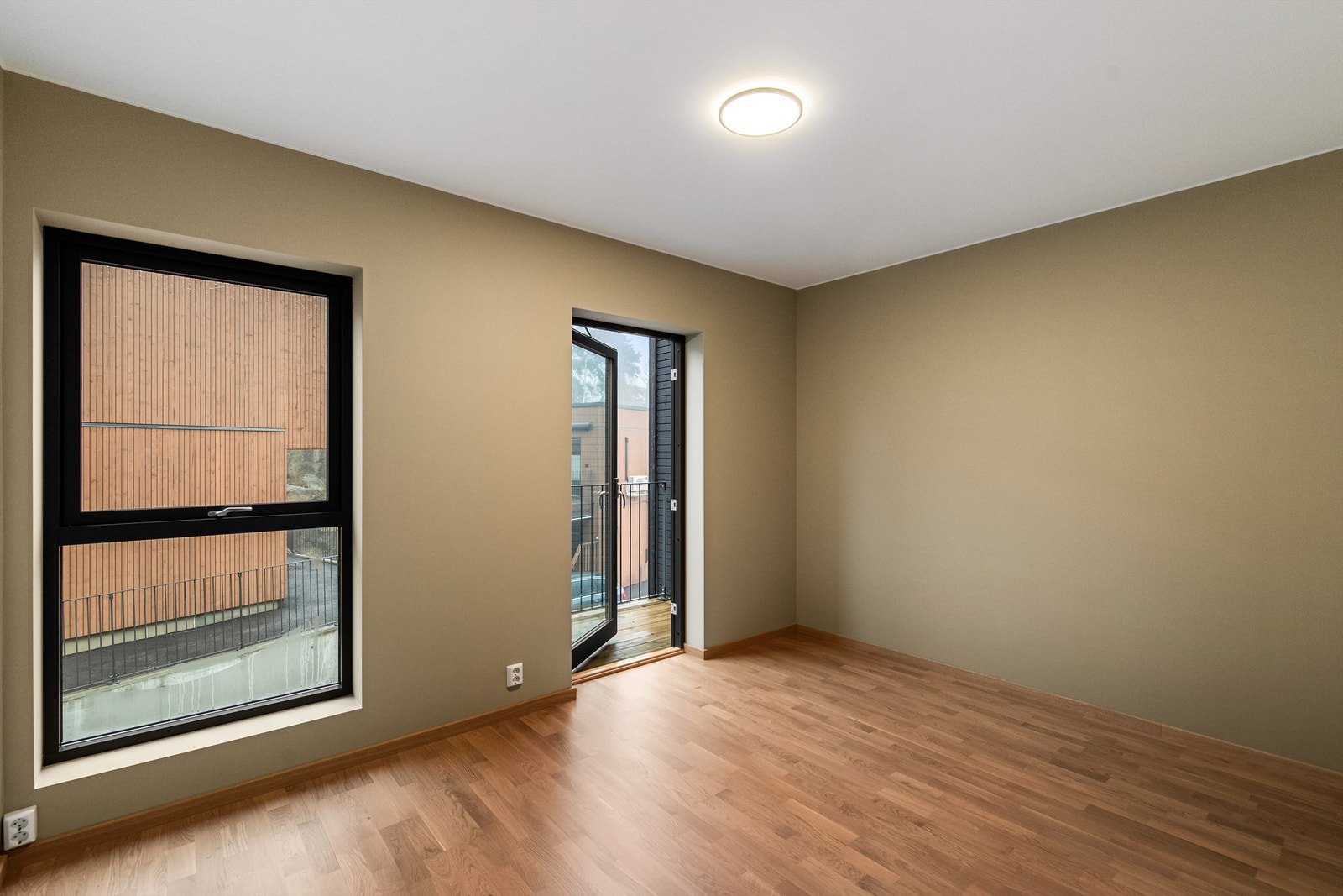 Store vindusflater slipper inn rikelig med naturlig lys og gir en lys og luftig romfølelse Galleribilde