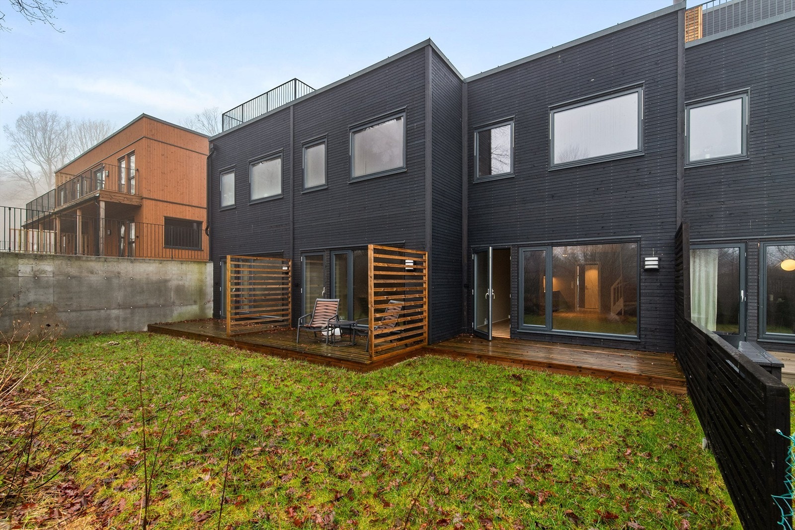 Terrasse med plass til utemøbler, perfekt for avslapning og sosiale sammenkomster. Galleribilde