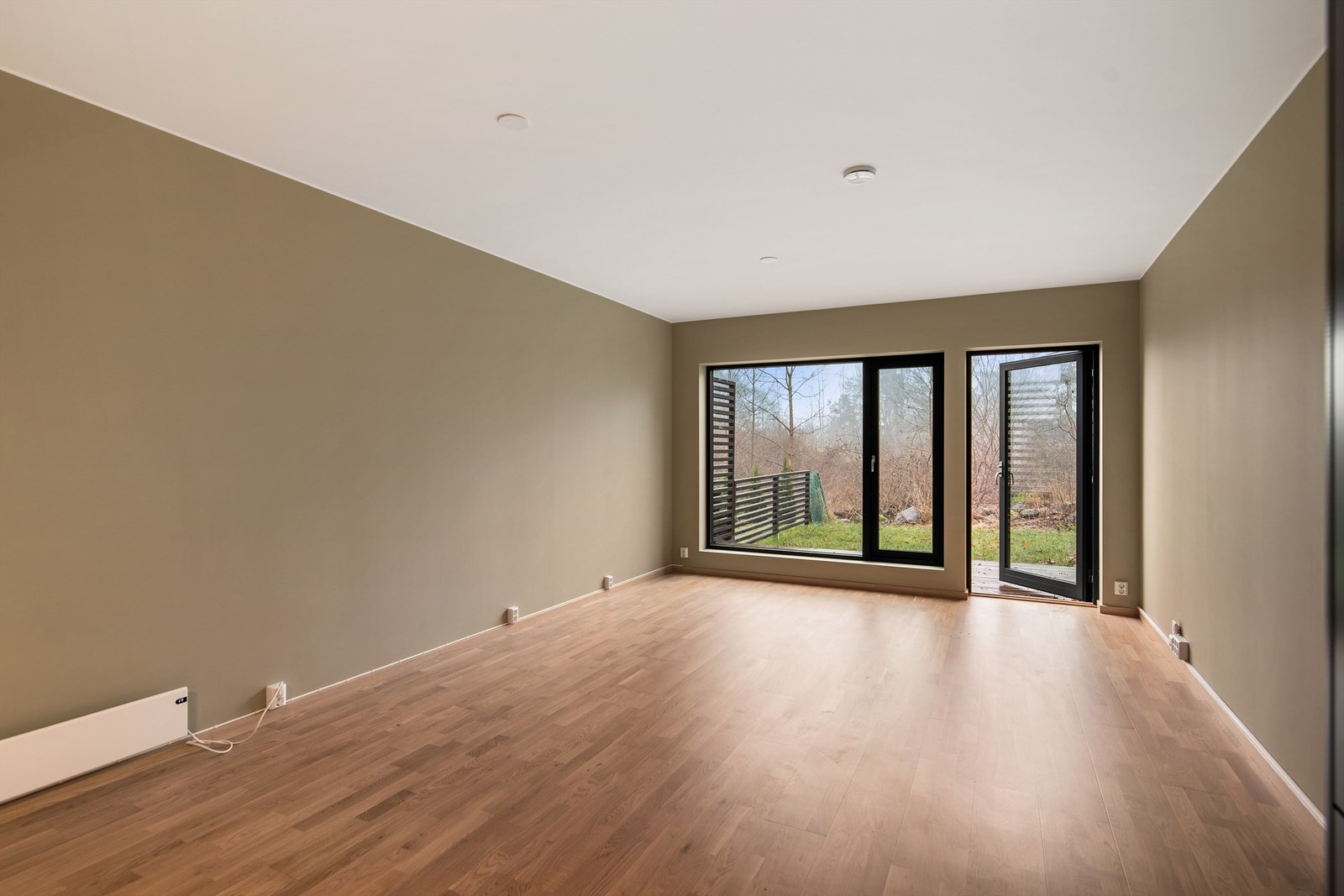 Fra stuen er det utgang til usjenert og solrik terrasse. Galleribilde