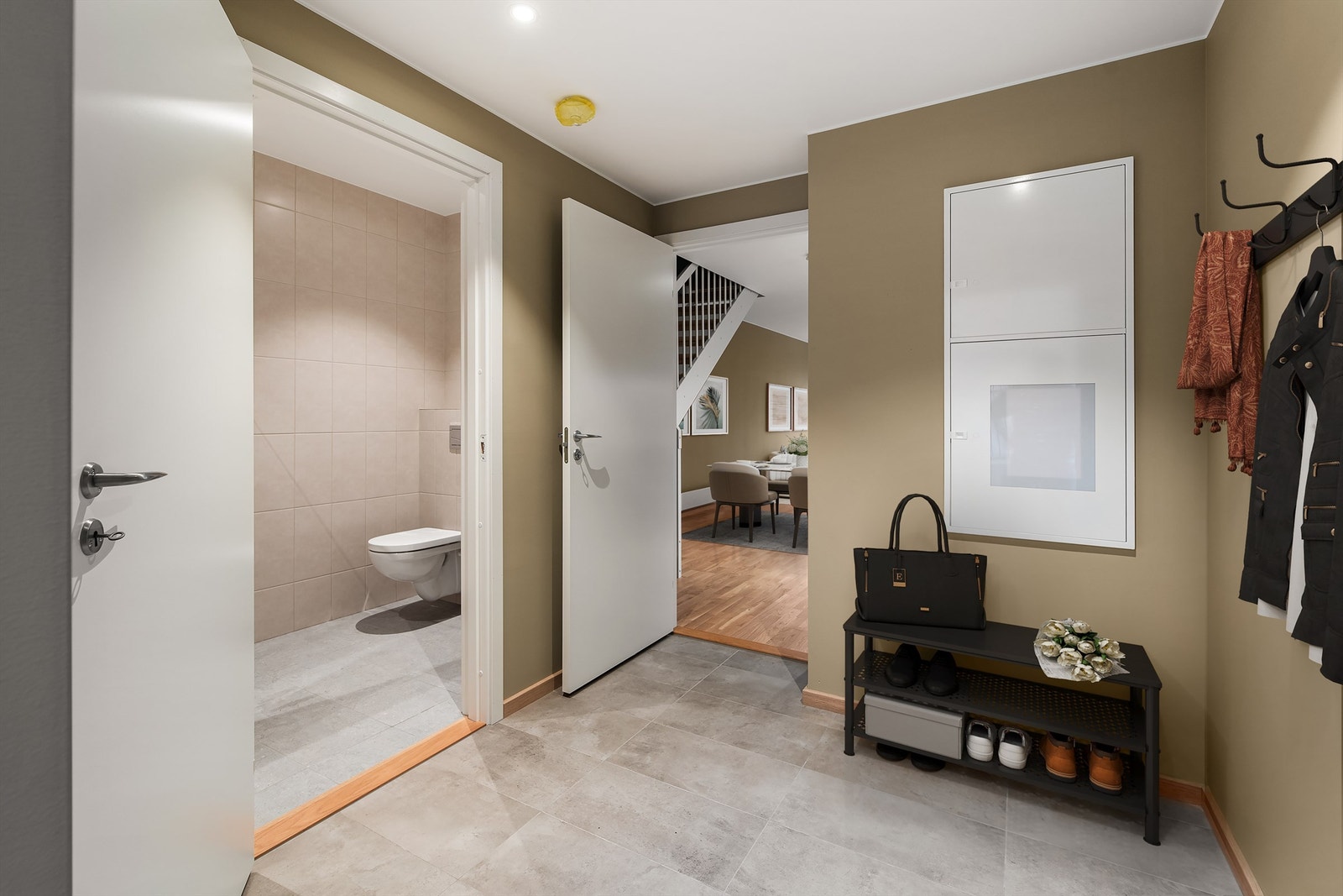 Lys og innbydende gang med god plass og praktiske løsninger. Galleribilde