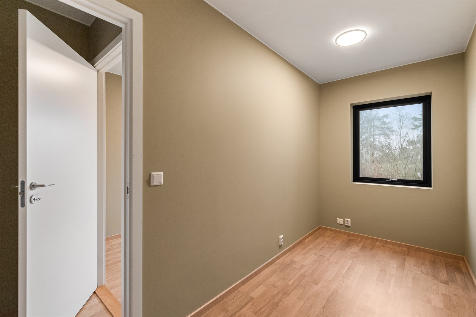 Tidsriktige farger og en behagelig, lun atmosfære. Galleribilde