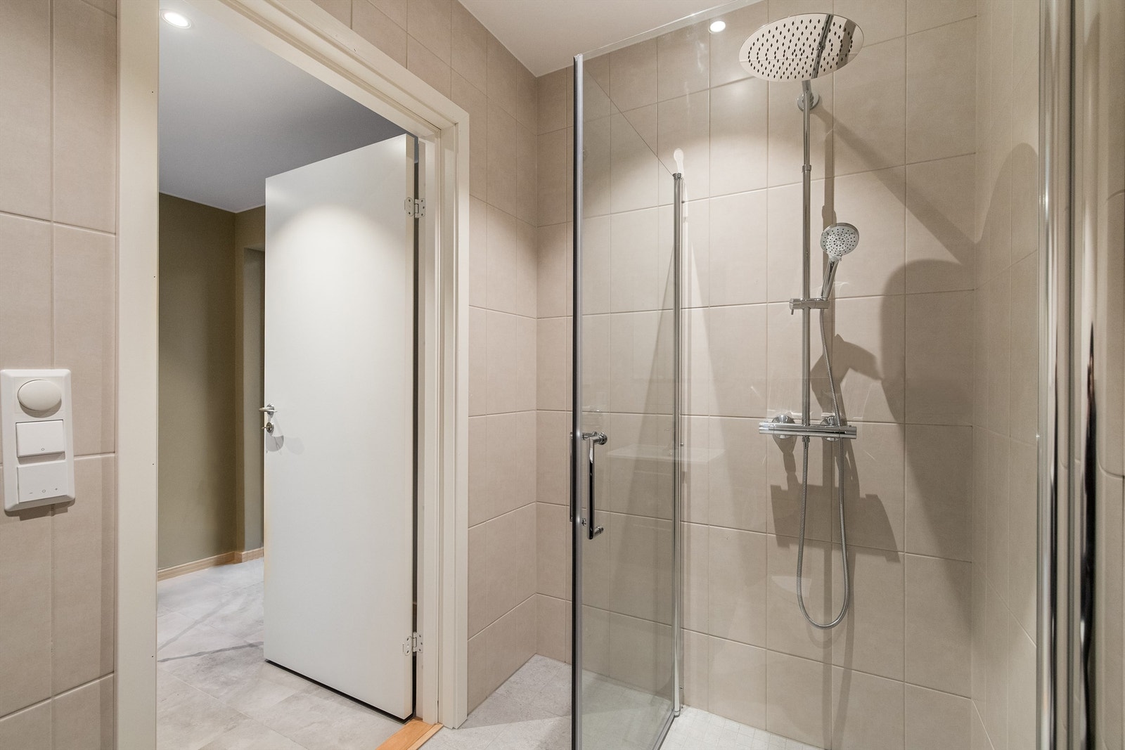 Lys og delikat baderomsinnredning med tidløse detaljer. Galleribilde